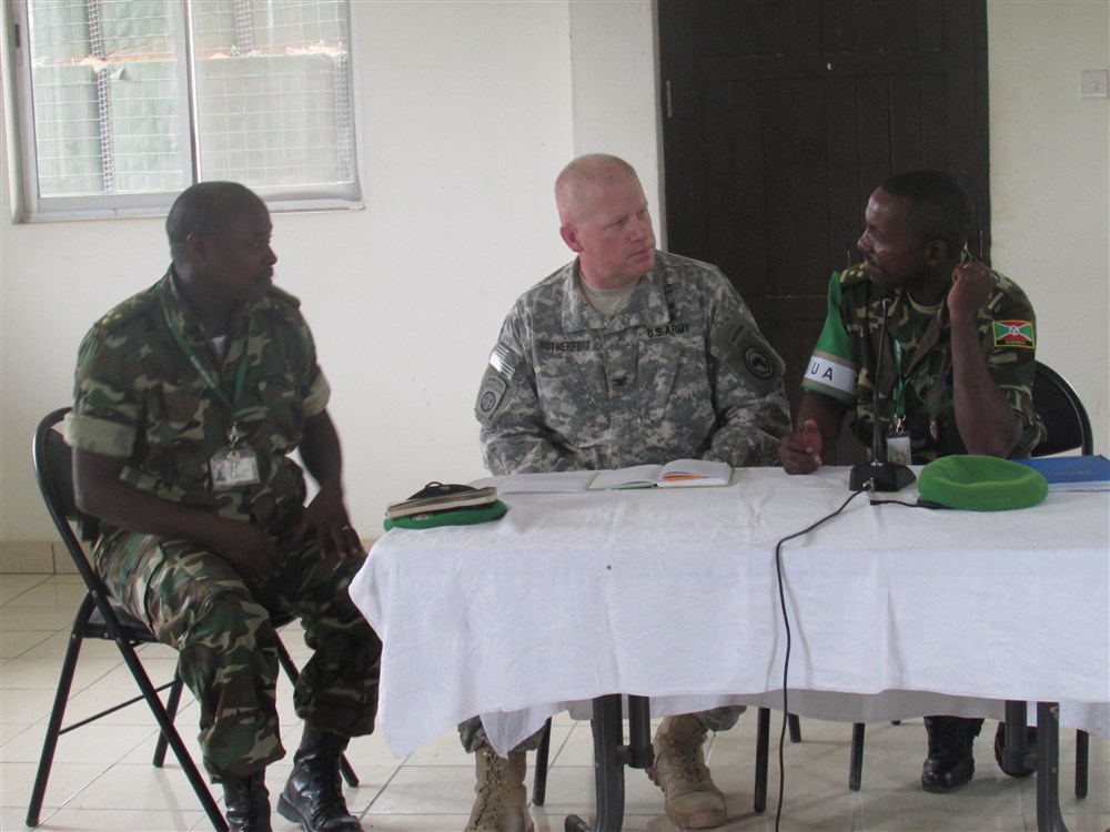 En octobre 2015, petite rencontre informative à Djibouti [ Photo : http://www.hoa.africom.mil/story/18175/military-coordination-cell-mogadishu-meets-with-bndf ]