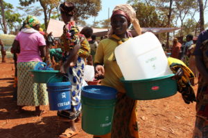 Des réfugiées viennent chercher du matériel distribué par Oxfam dans le camp de Nyarugusu. Photo : Bill Marwa/Oxfam