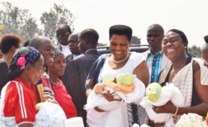 Burundi : Muyinga / Giteranyi -  La 1ère dame rend visite à une famille avec des triplés ( photo : ppbdi.com  2016 )