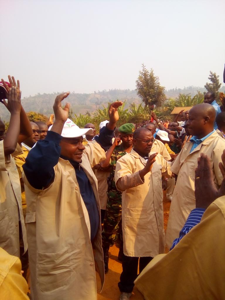 Burundi : Lancement de la campagne de taille et de paillage du café ( photo : Le Renouveau  2016 )
