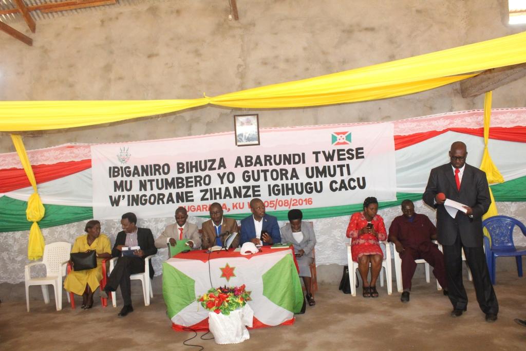 Burundi – dialogue interburundais : Rumonge / Bugarama – L'écriture de toutes les lois burundaises en Kirundi ( Photo : Christophe Karorero 5/08/2016 )