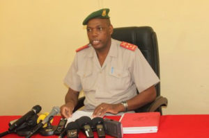 l'officier  Gaspard Baratuza, porte-parole du ministère burundais de la Défense nationale et des Anciens combattants (MDNAC) -http://mdnac.bi/-  ( Photo : RTNB )
