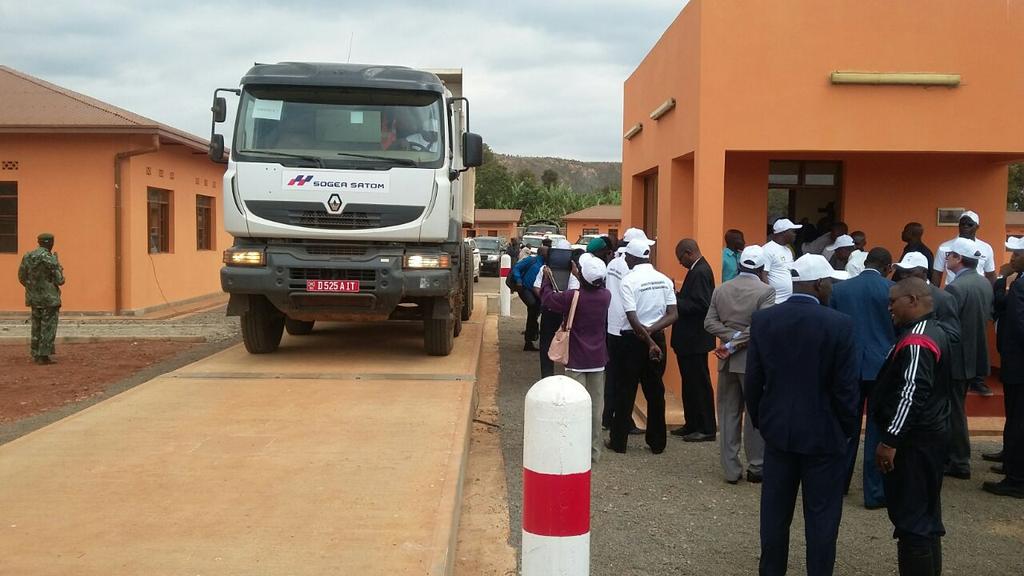 Burundi : Inauguration de la route Gitega-Ngozi et d'un parking pour camions poids lourd ( Photo: Genevieve Ndayisenga 2016 )