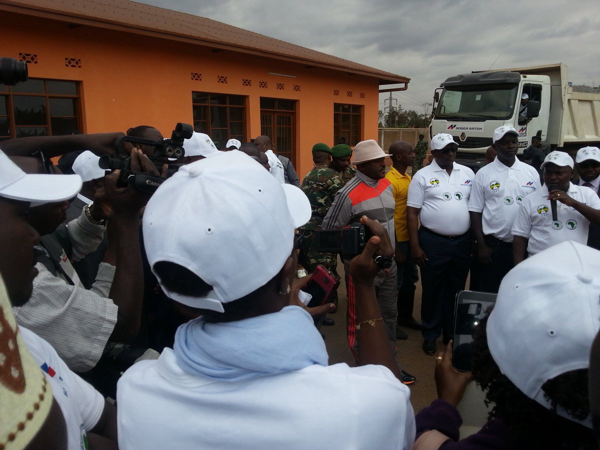 Burundi : Inauguration de la route Gitega-Ngozi et d'un parking pour camions poids lourd ( Photo: Gervais Abayeho 2016 )