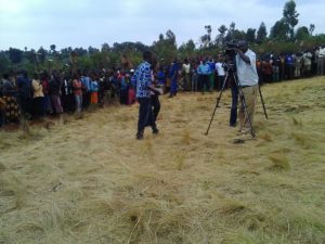 Burundi : TDC à Ngozi / Gashikanwa – Traçage de courbe de niveau sur les collines Musumba, Kivumu et Mafuro ( Photo : Damascene 2016 )