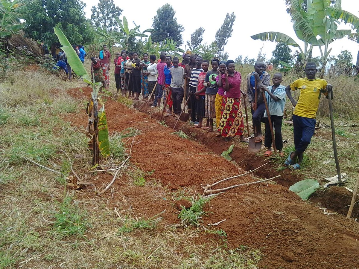 Burundi : TDC à Ngozi / Gashikanwa – Traçage de courbe de niveau sur les collines Musumba, Kivumu et Mafuro ( Photo : Damascene 2016 )