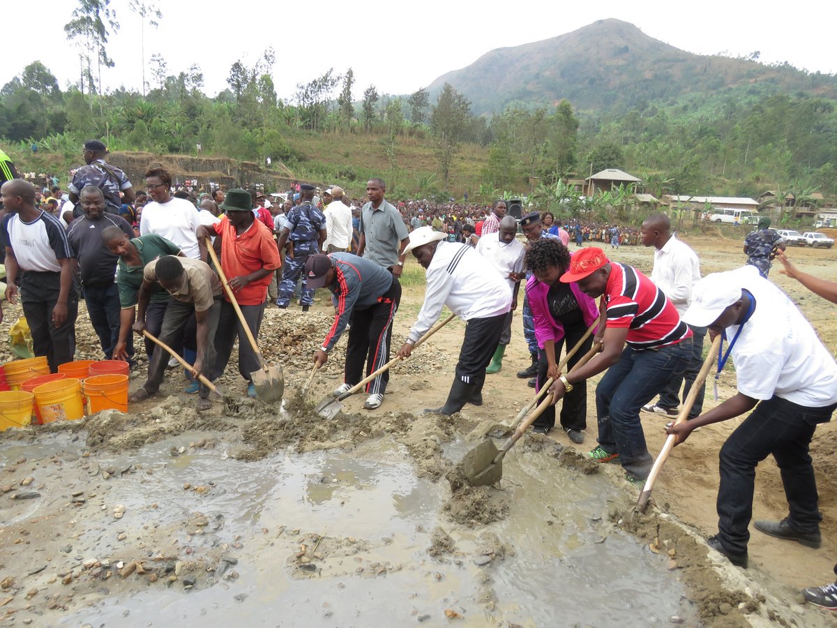 Burundi : TDC à Bujumbura / Mubimbi - construction de l'école des métiers de Gasozo ( Photo : Le Renouveau 2016 )