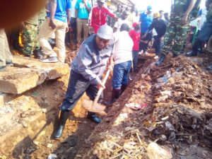 Burundi : TDC à Cibitoke / Rugombo – Déboucher les caniveaux ( Photo : Vice Présidence 2016 ) 