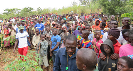 Burundi : TDC à Kayanza / Butaganzwa  – Traçage de courbe de niveau sur la colline Nyabibuye ( Photo : Assemblée Nationale  2016 ) 