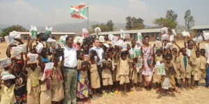 Burundi : FVS-AMADE / NAWENUZE - Don de cahiers à 397 orphelins à MWARO  ( Photo : fvs-amadeburundi.org )
