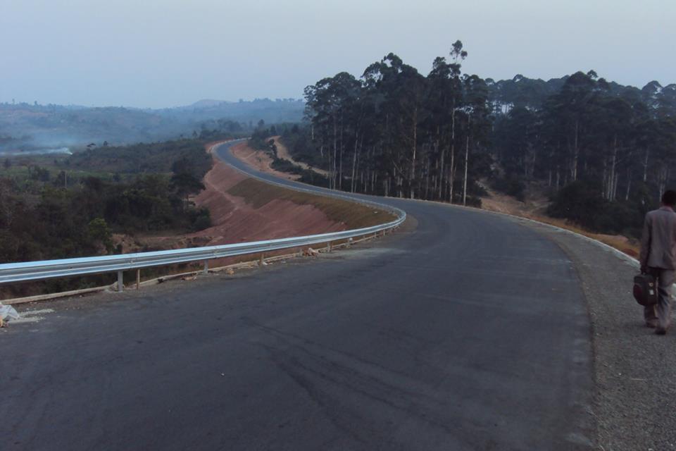 Burundi : Travaux sur 45 Km de la RN3 Nyanza Lac-Mabanda-Mugina  ( Photo : Masururu Polycarpe  2016  )