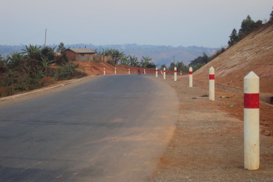 Burundi : Travaux sur 45 Km de la RN3 Nyanza Lac-Mabanda-Mugina  ( Photo : Masururu Polycarpe  2016  )