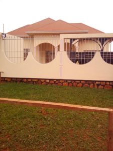 Burundi : Inauguration du motel Ikirezi de Mutaho - GITEGA ( Photo : Olivier Mukunzi   2016 )