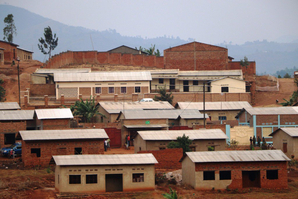 Burundi : 176 sur 215  maisons déjà habitées au village de Mugina à Cibitoke  ( Photo :  Vice Présidence du Burundi 2016  )