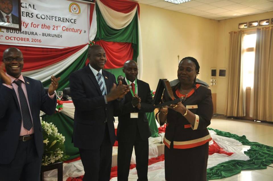 Burundi : ECASSA récompense Mme Sendazirasa ex-ministre de la sécurité sociale ( Photo : ikiriho 2016 )