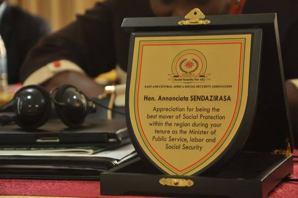Burundi : ECASSA récompense Mme Sendazirasa ex-ministre de la sécurité sociale ( Photo : ikiriho 2016 )