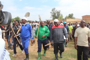 Burundi : TDC - Construction du chaînage inférieur du stade de Bubanza ( Photo : Anicet Nyamweru et Rénovat Sindayihebura 2016 )
