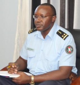 l'officier  Alfred Museremu, commandant de l'unité de Police  Spéciale  de Roulage et de Sécurité Routière  PSR-SR  au Burundi ( photo : ppbdi.com  2016 )