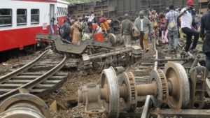 Des passagers du train intercités quittent les lieux de l'accident, vendredi 21 octobre à Eseka, au Cameroun. © STRINGER / AFP
