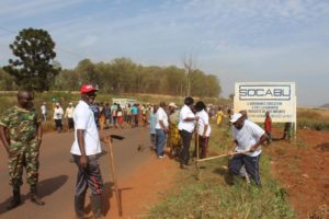 Burundi : TDC à Gitega - Débroussailler les bordures de route ( Photo : Christophe KARORERO    2016 )