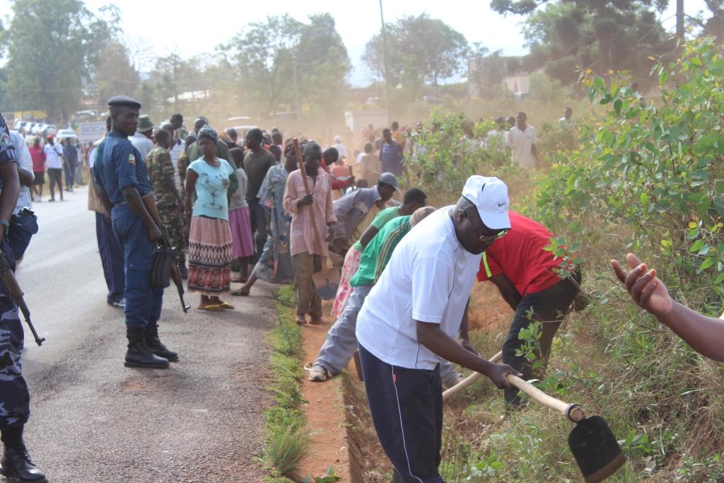 Burundi : TDC à Gitega - Débroussailler les bordures de route ( Photo : Christophe KARORERO    2016 )