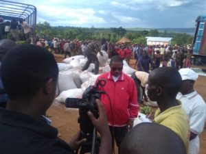 Burundi : Don de 52 tonnes de vivre - solidarité nationale face à la famine à Kirundo    ( Photo : Nubwacu Yves Lionel  2016 )