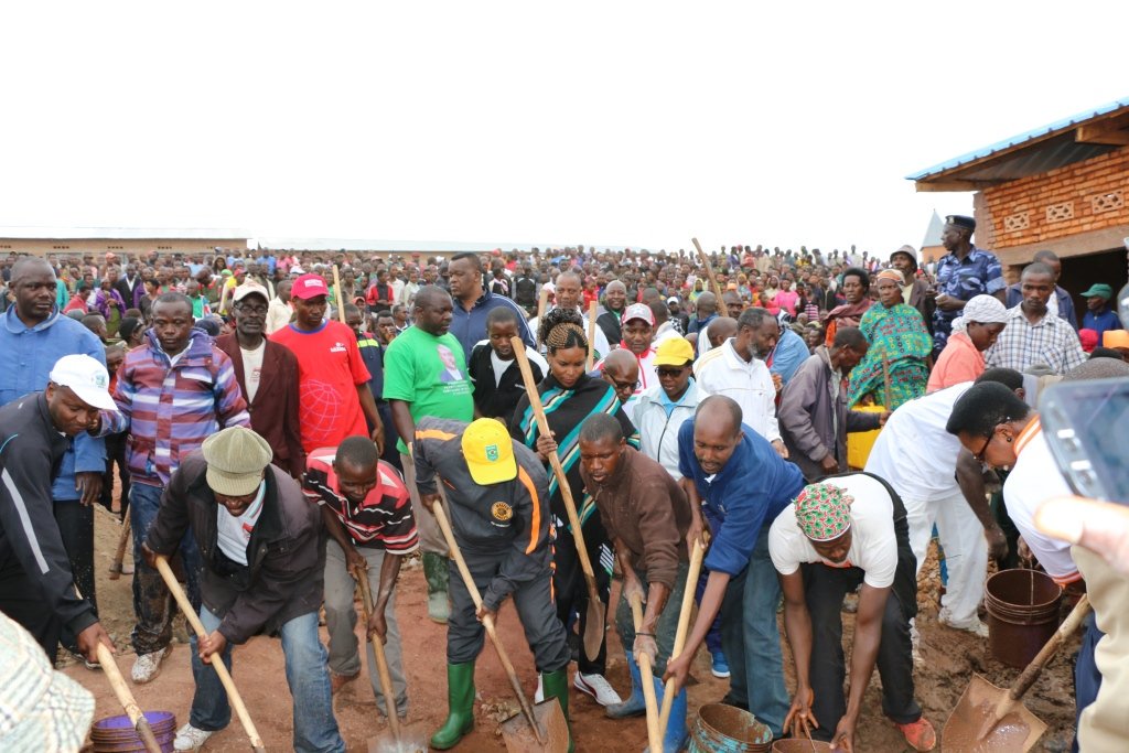 Burundi : TDC à Bururi - Construction du centre de santé de Ruzira à Matana ( Photo : CNDD-FDD 2016 )