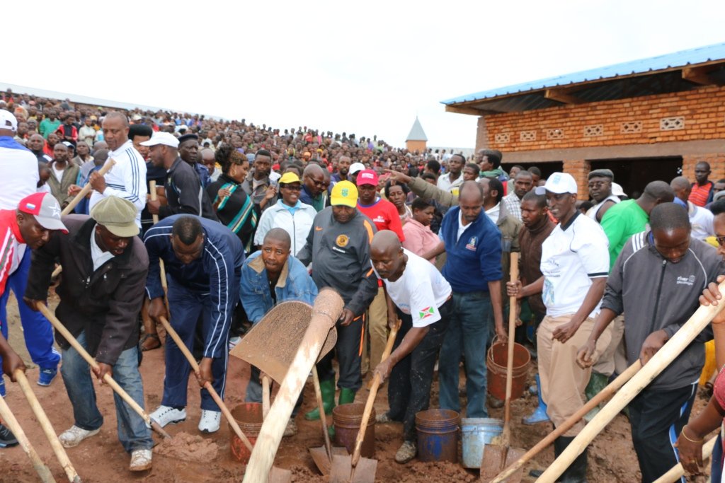 Burundi : TDC à Bururi - Construction du centre de santé de Ruzira à Matana ( Photo : CNDD-FDD 2016 )
