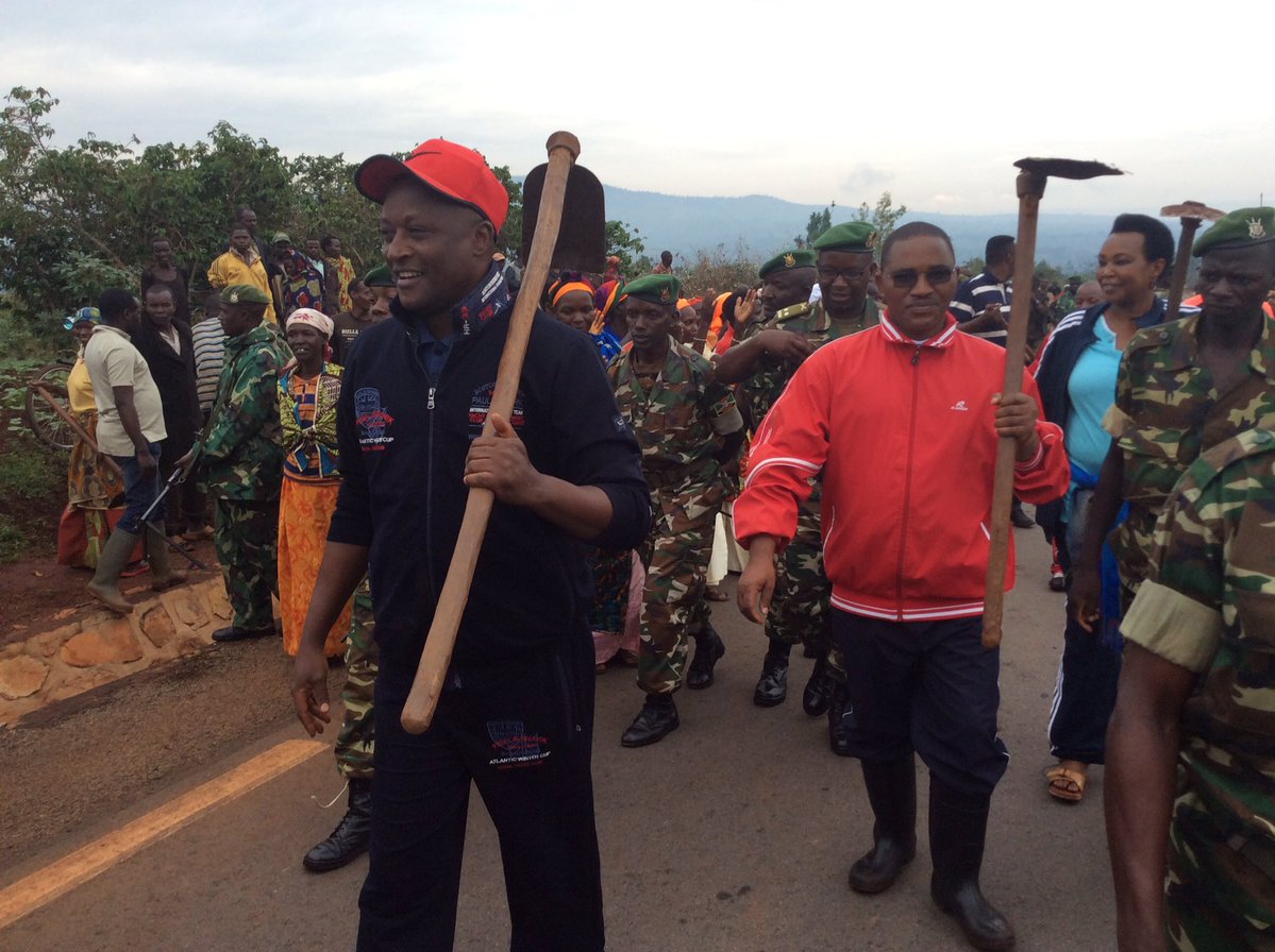 Burundi : TDC à Ngozi - Débroussailler le long de la RN15 GITEGA-NGOZI  ( Photo :  C. Sinzinkayo   2016 )