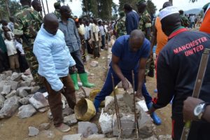 Burundi : TDC à Ruyigi - Construction du futur Stade  Umwizero de Butaganzwa ( Photo : Evelyne Maniragaba   2016 )