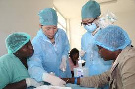 Burundi : 11 médecins chinois opérent de la cataracte plus de 220 Barundi  ( Photo : RTNB  2016 ) 