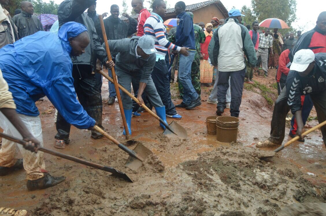 Burundi : TDC à kayokwe - Paver l'entrée des salles de classe de l'ECOFO de Nyarukere ( Photo : Vice Présidence et Bigirimana Déo 2016 )