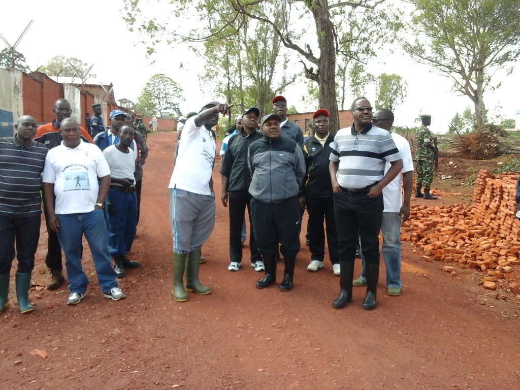 Burundi : TDC à Gitega - Construction d'une clôture autour de l'enceinte de la DPAE    ( Photo : Vice Présidence   2016 ) 