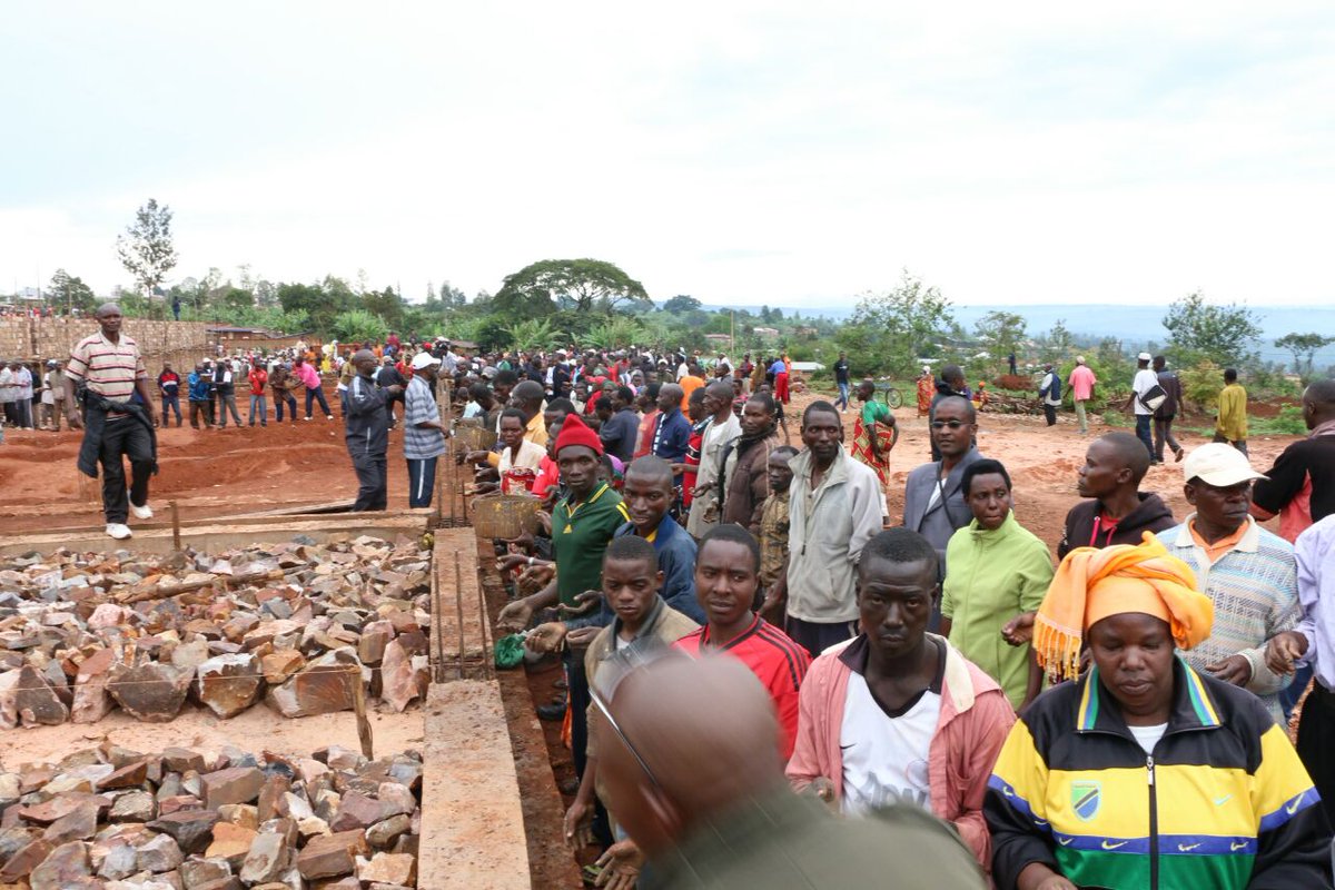 Burundi : Travaux Communautaire - Construction du Stade de Karusi ( Photo : CNDD-FDD, NKESHIMANA Pacifique et BARIKUNDA Diomède 2016 )