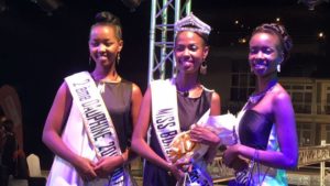 Miss Burundi 2016 apporte des cadeaux aux enfants défavorisés pour la Noël ( photo :  ikiriho  2016 )