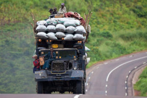 Camion rempli de charbon de bois en route pour Bujumbura au Burundi | Photo : Flickr