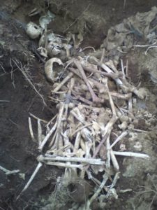 Burundi - 1er Génocide des Grands Lacs : Un charnier de 1972 découvert à Rusaka-Mwaro ( Photo : ikiriho 2017 )