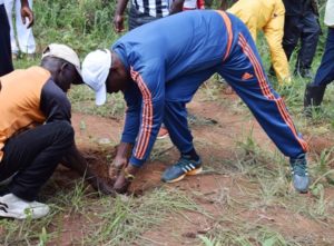  L'Hon. Révérien Ndikuriyo, Président du Sénat du Burundi aux TDC pour planter des arbres  Photo : senat.bi   2017