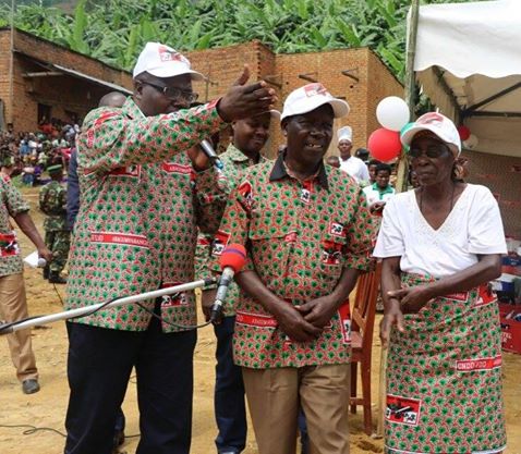 L'Hon. NTAKARUTIMANA a rencontré les nouveaux militants fraîchement entrés dans la parti CNDD-FDD, 1ère formation politique du Burundi, dont les parents de M.Pancrace Cimpaye, militant d'une organisation belge CNARED qui combat le Burundi, avec certains pays et réseaux occidentaux. ( Photo : ikiriho 2017 )