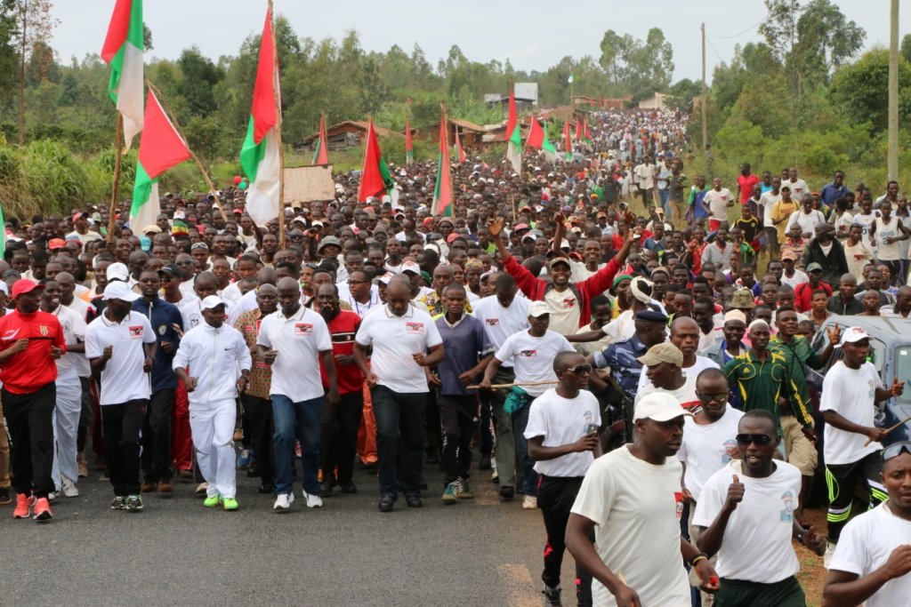 Burundi : A KARUSI - 50 000 IMBONERAKURE marchent contre la GUERRE HUMANITAIRE ( Photo : CNDD-FDD 2017 )