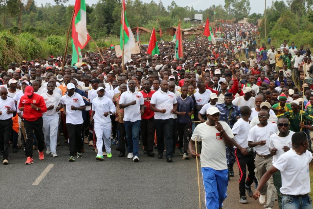 Burundi : A KARUSI - 50 000 IMBONERAKURE marchent contre la GUERRE HUMANITAIRE ( Photo : CNDD-FDD 2017 )