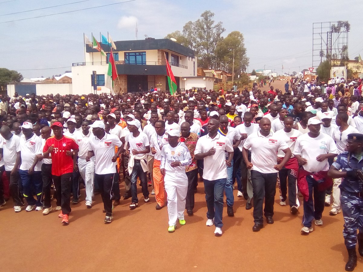 Burundi : A KARUSI - 50 000 IMBONERAKURE marchent contre la GUERRE HUMANITAIRE ( Photo : Barikunda Diomède 2017 )