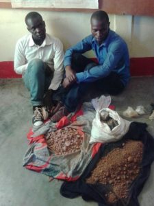 Trafic du Coltan du Burundi vers le Rwanda : 1070 kg de Coltan burundais saisis à Ngozi ( Photo : ikiriho 2017 )