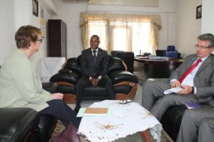 l'Hon. Nduwimana Edouard, Ombudsman du Burundi, a reçu Mme Sylvie Massiere, Sous-directrice de l'Afrique orientale au ministère français des Affaires étrangères, accompagnée de S.E. M. Laurent DELAHOUSSE, ambassadeur de FRANCE au Burundi ( Photo : ikiriho 2017 )
