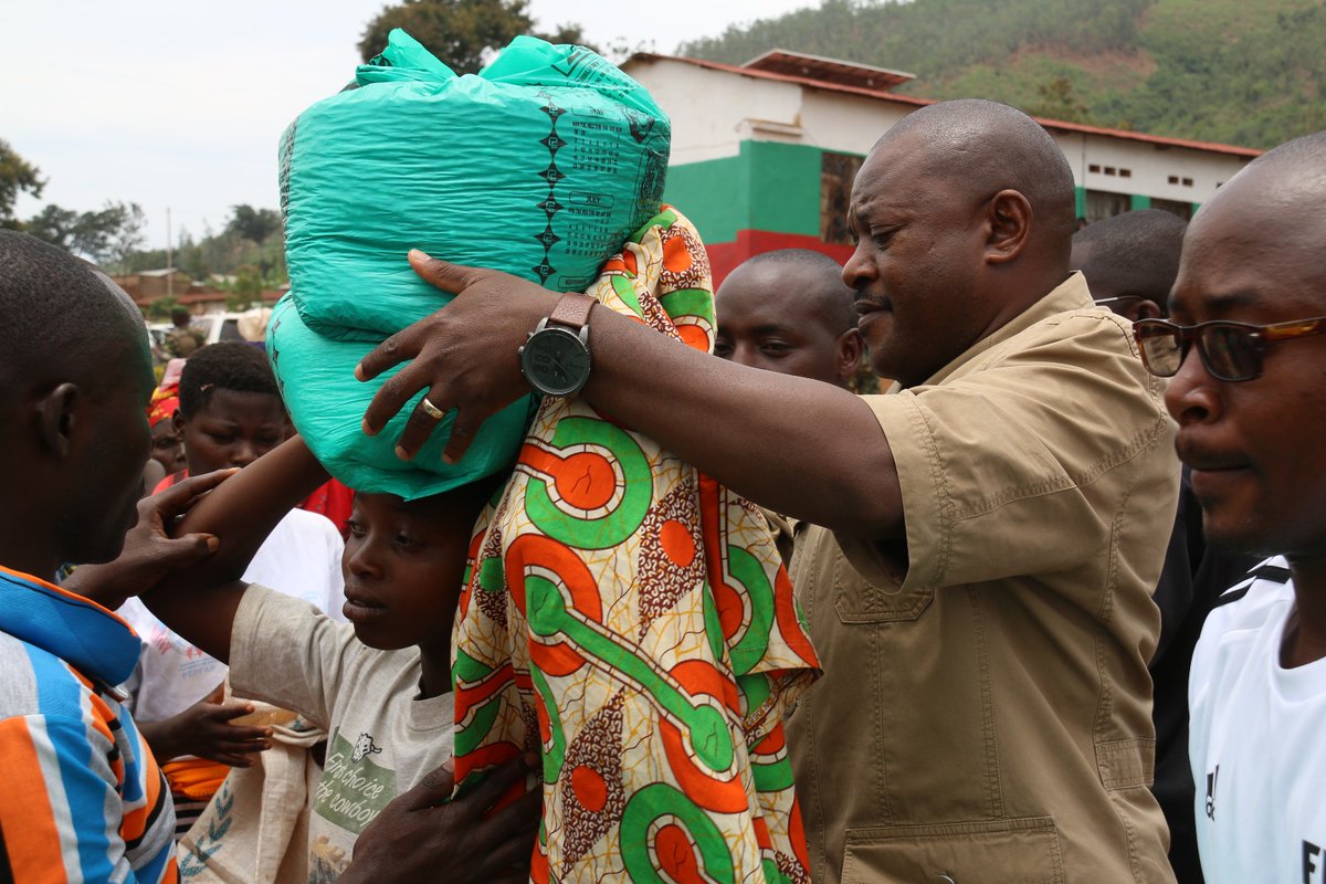 Burundi / sécheresse : La solidarité nationale livre des vivres à la commune de Busoni ( Photo : BARIKUNDA Diomède  2017 )