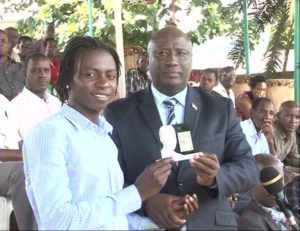 Remise officielle du prix Mandela à l’athlète Francine Niyonsaba ( Photo : RTNB 2017 )