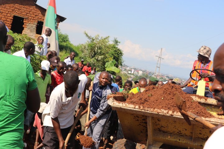 Burundi : TDC à Bujumbura - Entretien de propreté de la route nationale RN1 ( Photo : Vice-Présidence  Avril 2017 )