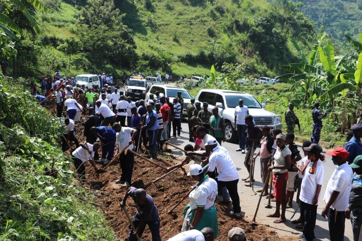 Burundi : TDC à Bujumbura - Entretien de propreté de la route nationale RN1 ( Photo : Vice-Présidence  Avril 2017 )
