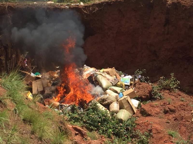 Burundi : Destruction de plus d'1 tonne de marchandises saisies à Muyinga ( Photo : ikiriho  2017 )