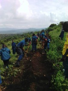 Burundi : TDC à Bubanza -  La police locale participe au traçage des courbes de niveau sur les collines ( Photo :  Aimérance NIRERA‏  Avril 2017 )